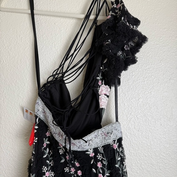 Mac DUGGAL Floral Embroidered One-Shoulder Gown - Picture 14 of 14